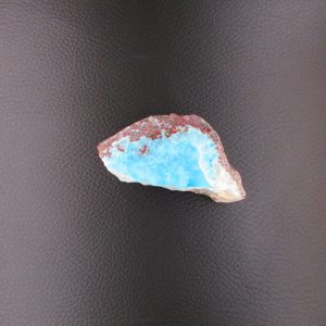 Pierre brute de Larimar A – polie sur une seule face (pièce unique)